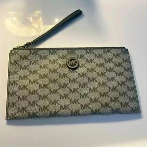 Michael kors zipper clutch